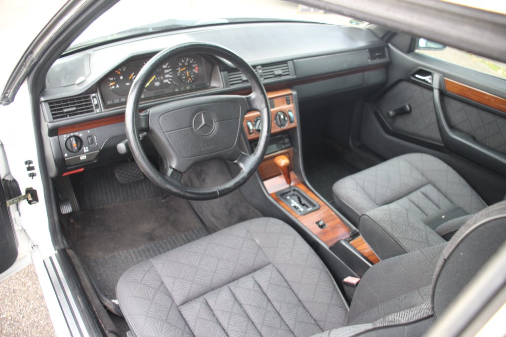 Mercedes-Benz 220 CE | 1993, foto 2